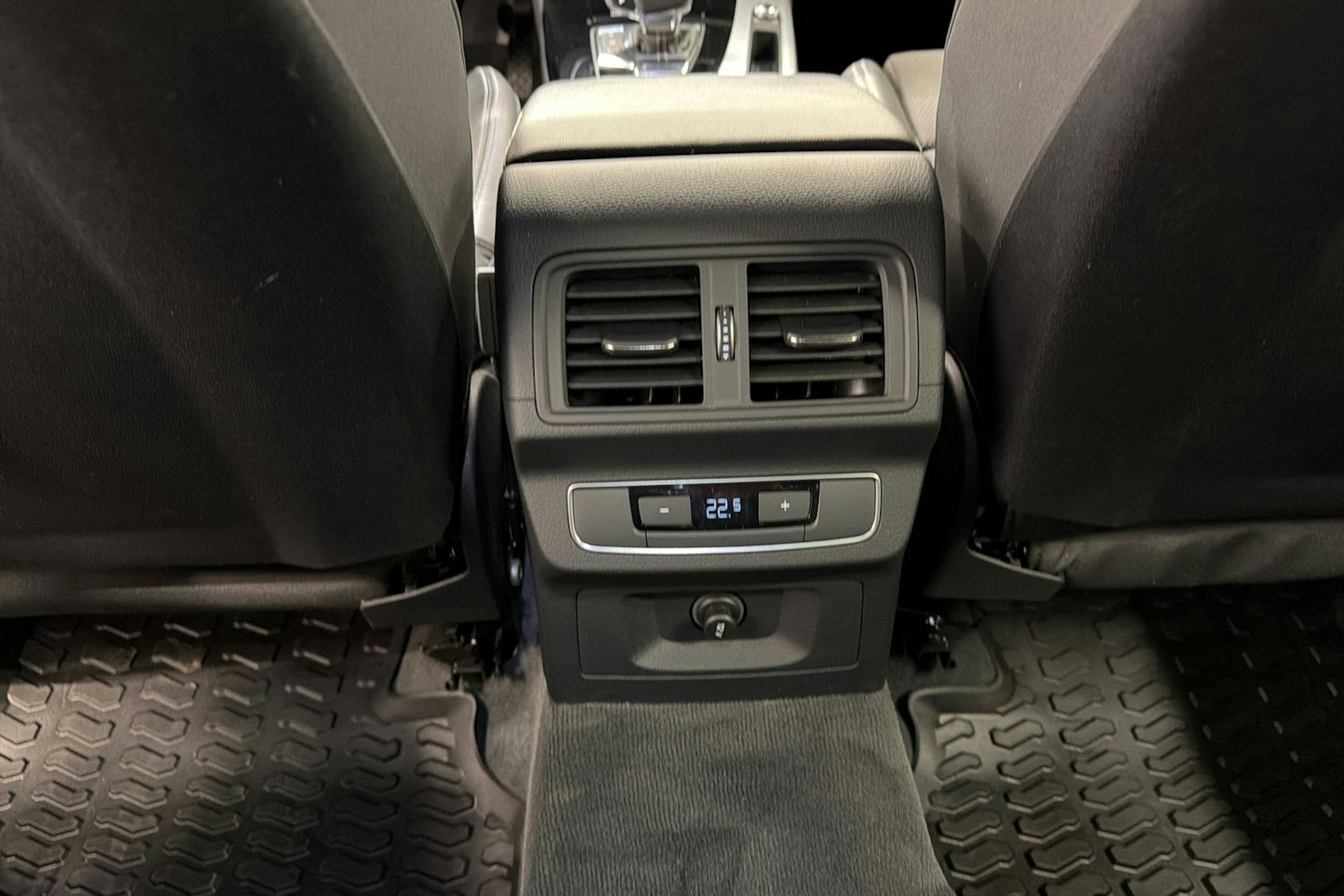 musta Audi Q5 2023 kuva 37.