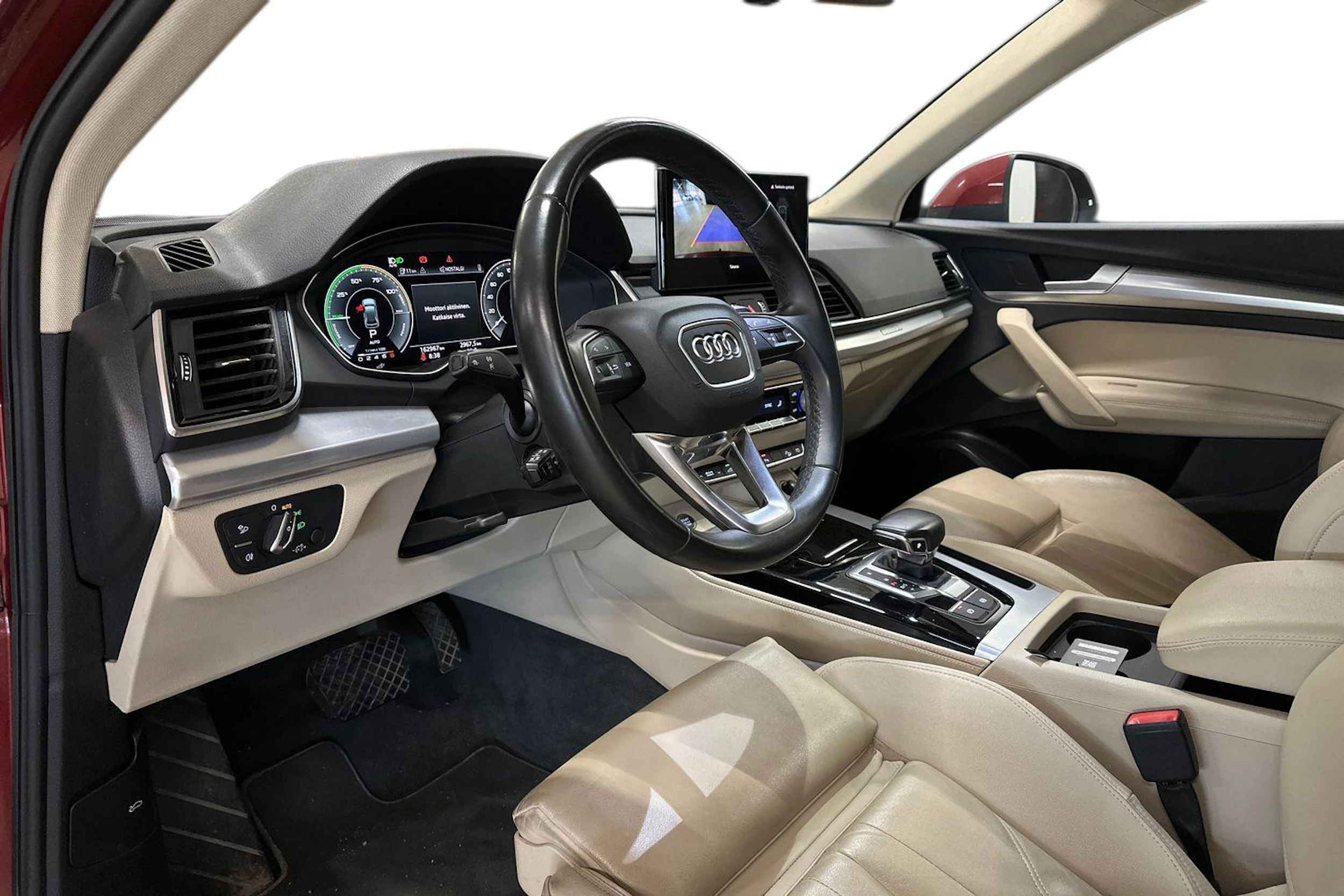punainen Audi Q5 2023 kuva 3.