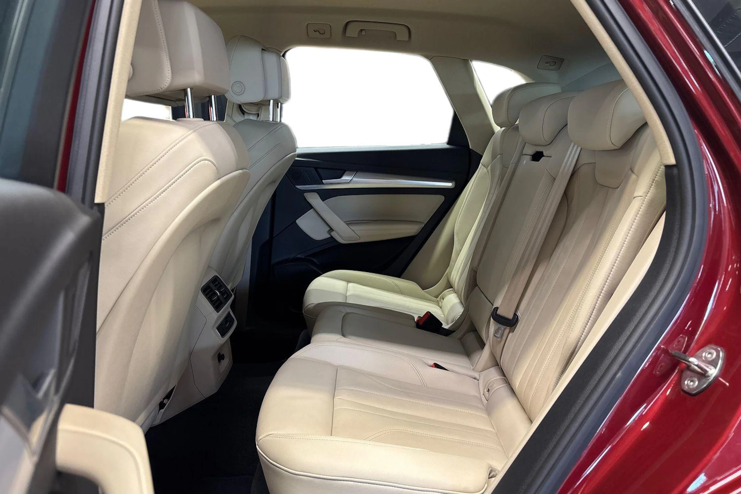 punainen Audi Q5 2023 kuva 8.