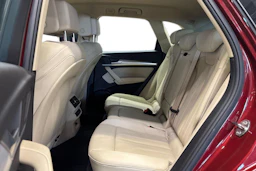 punainen Audi Q5 2023 kuva 8.