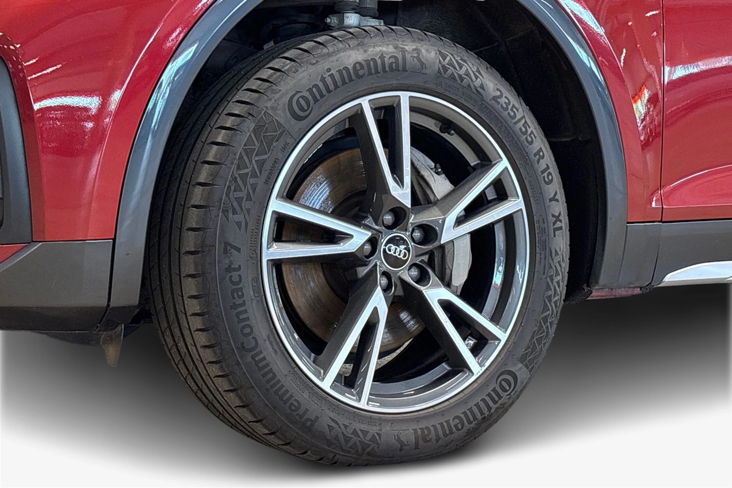 punainen Audi Q5 2023 kuva 9.