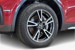 punainen Audi Q5 2023 kuva 9.