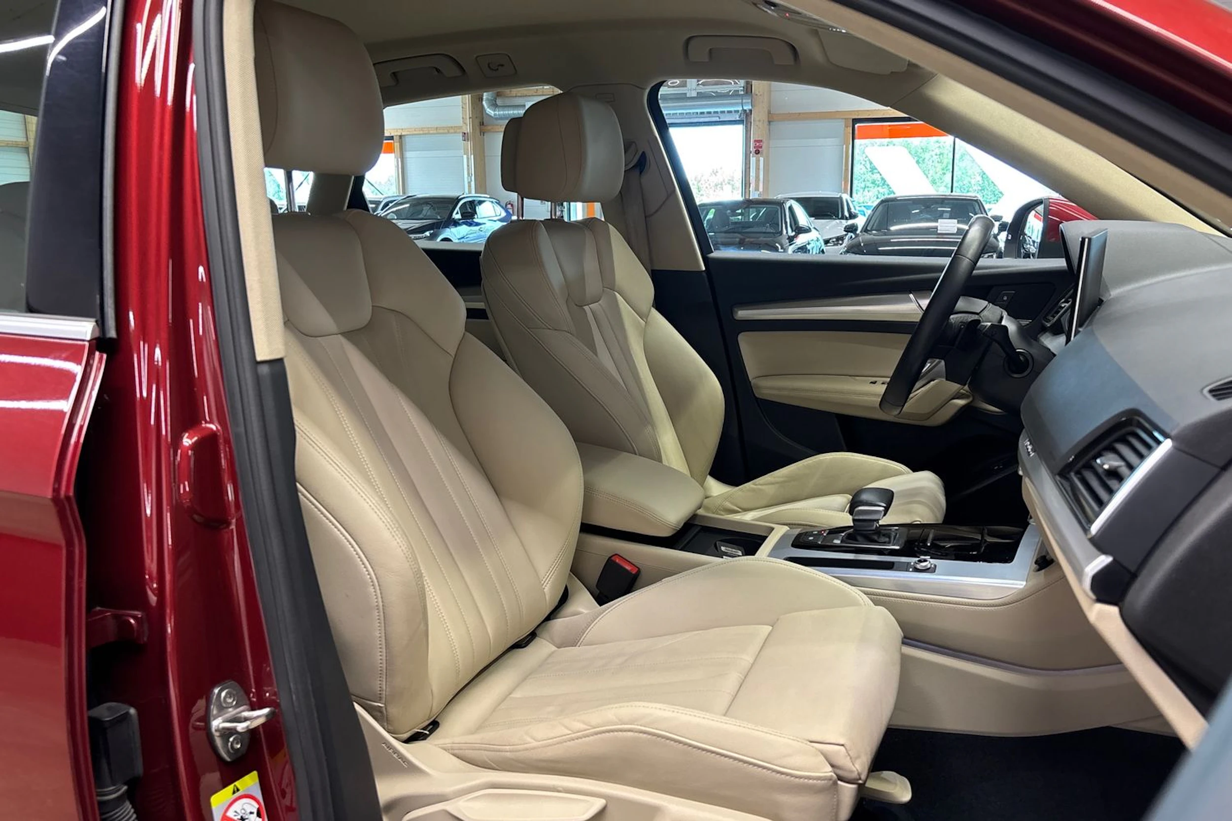 punainen Audi Q5 2023 kuva 11.