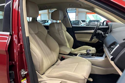 punainen Audi Q5 2023 kuva 11.