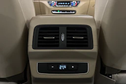 punainen Audi Q5 2023 kuva 12.