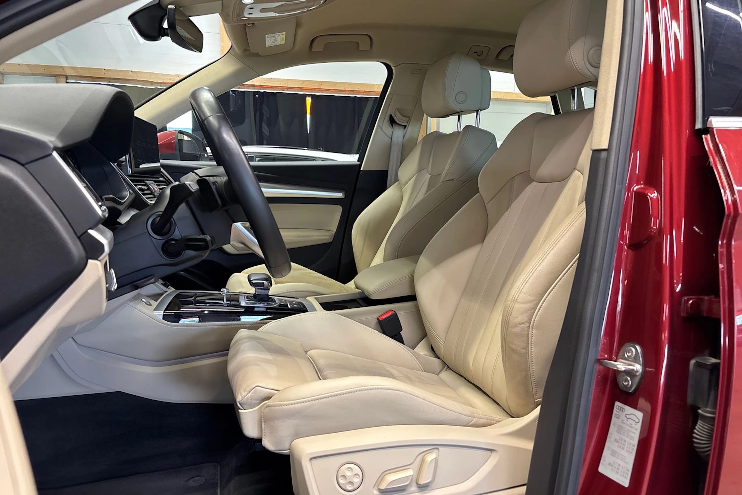 punainen Audi Q5 2023 kuva 13.