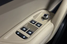punainen Audi Q5 2023 kuva 14.