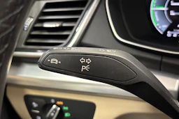 punainen Audi Q5 2023 kuva 17.