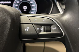 punainen Audi Q5 2023 kuva 19.