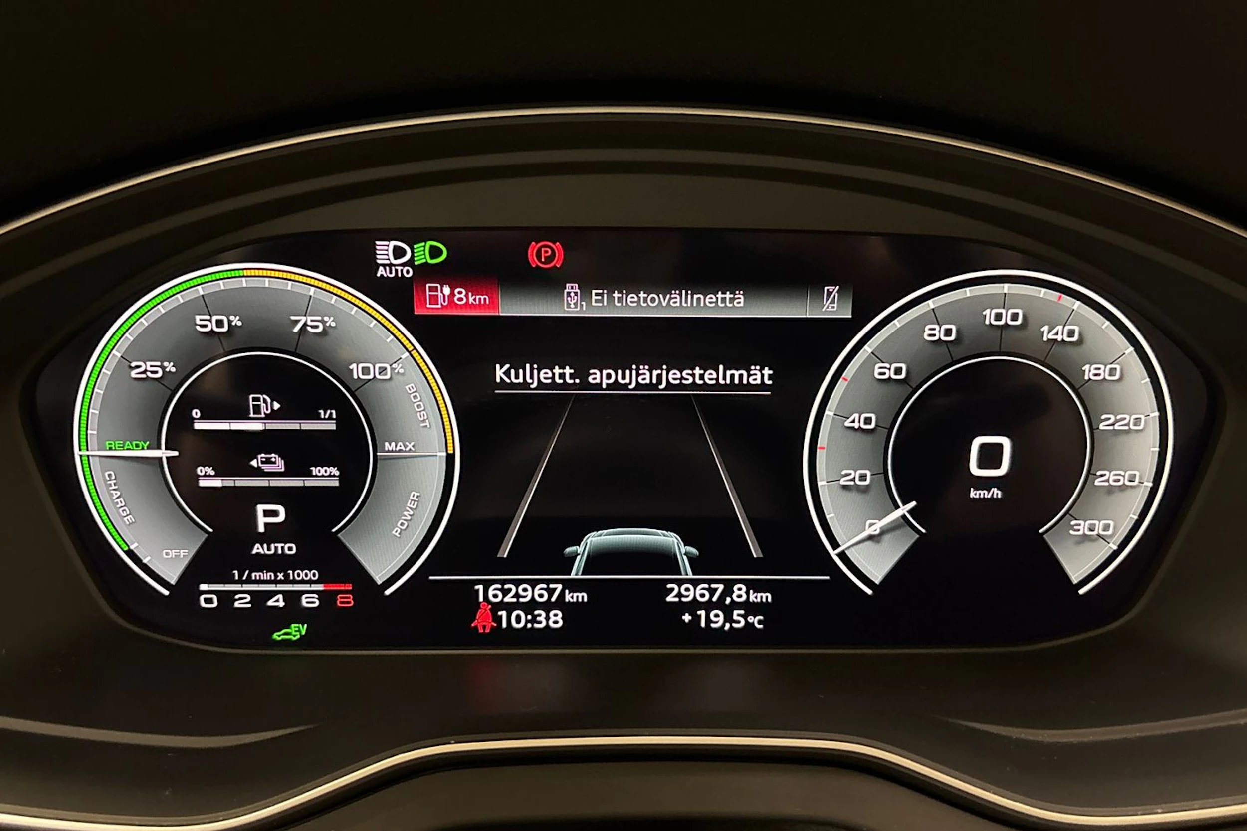 punainen Audi Q5 2023 kuva 20.