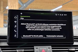 punainen Audi Q5 2023 kuva 22.