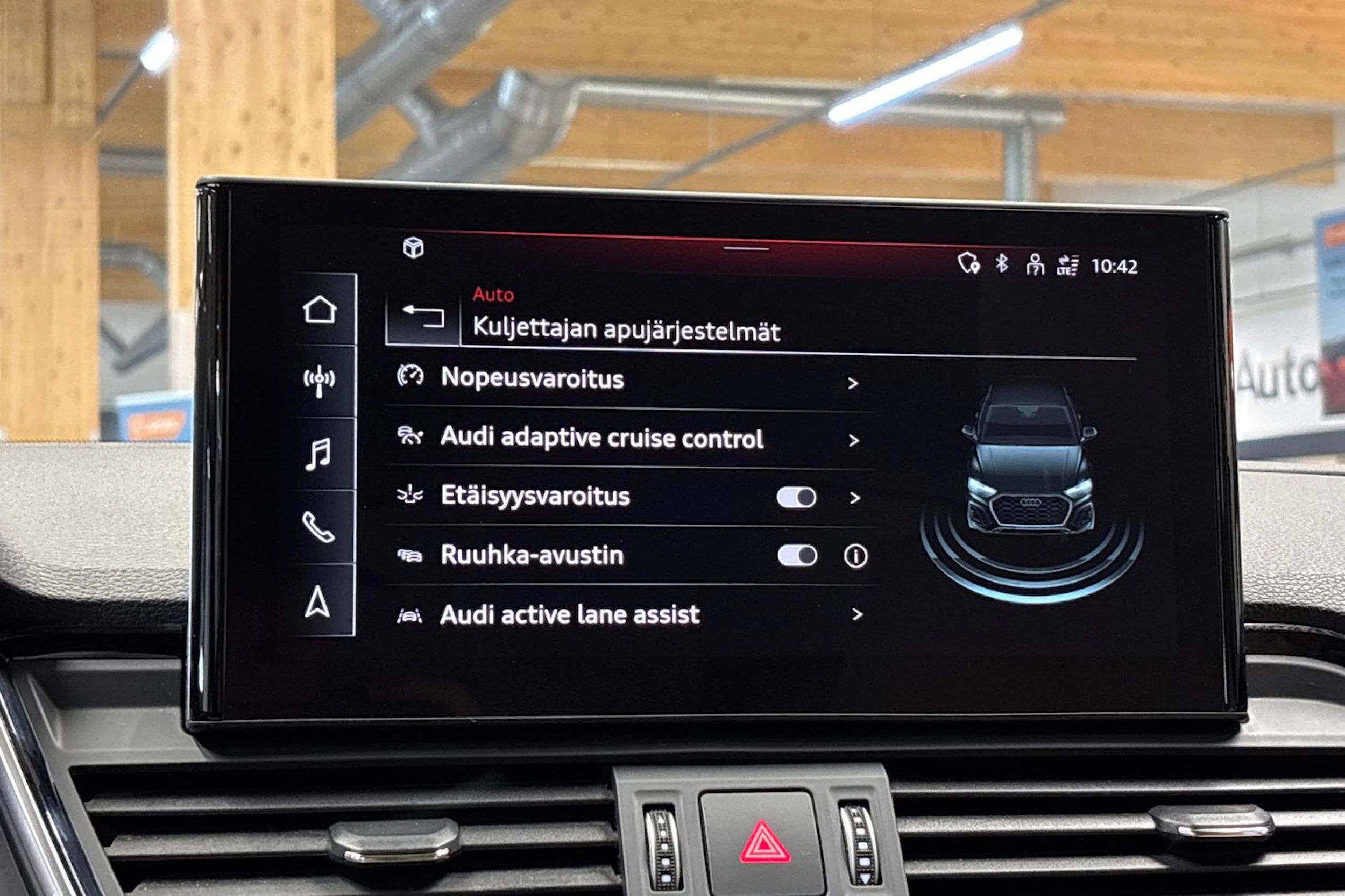 punainen Audi Q5 2023 kuva 23.