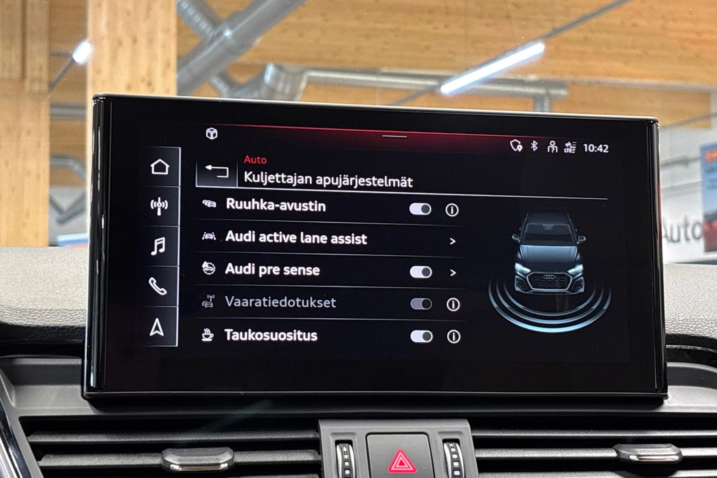 punainen Audi Q5 2023 kuva 24.