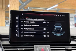 punainen Audi Q5 2023 kuva 24.