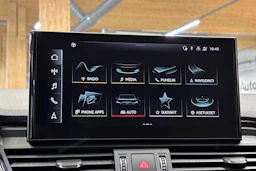 punainen Audi Q5 2023 kuva 27.