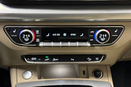 punainen Audi Q5 2023 kuva 28.