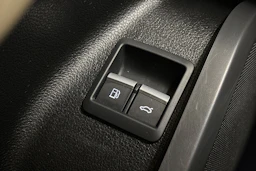 punainen Audi Q5 2023 kuva 30.