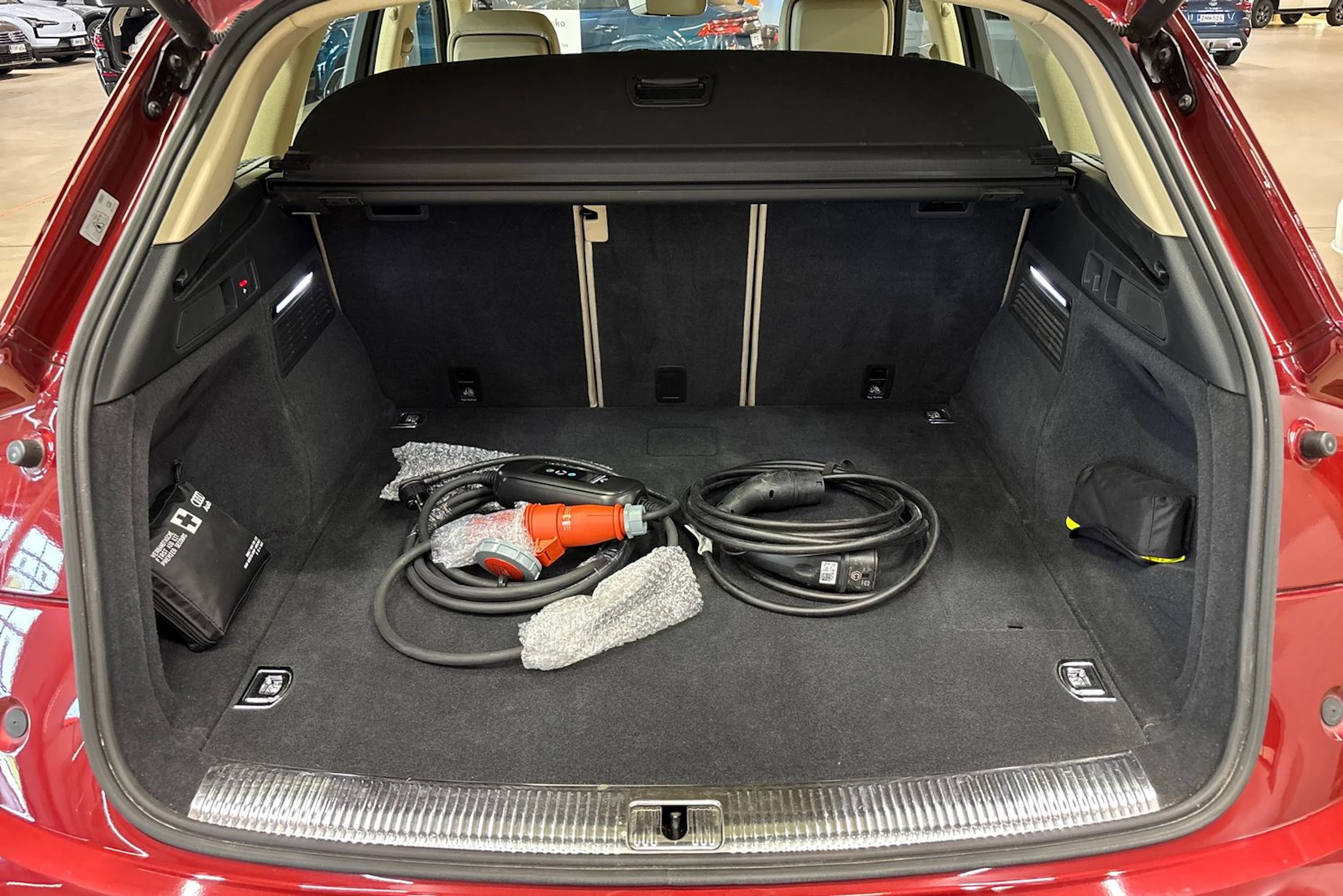 punainen Audi Q5 2023 kuva 31.