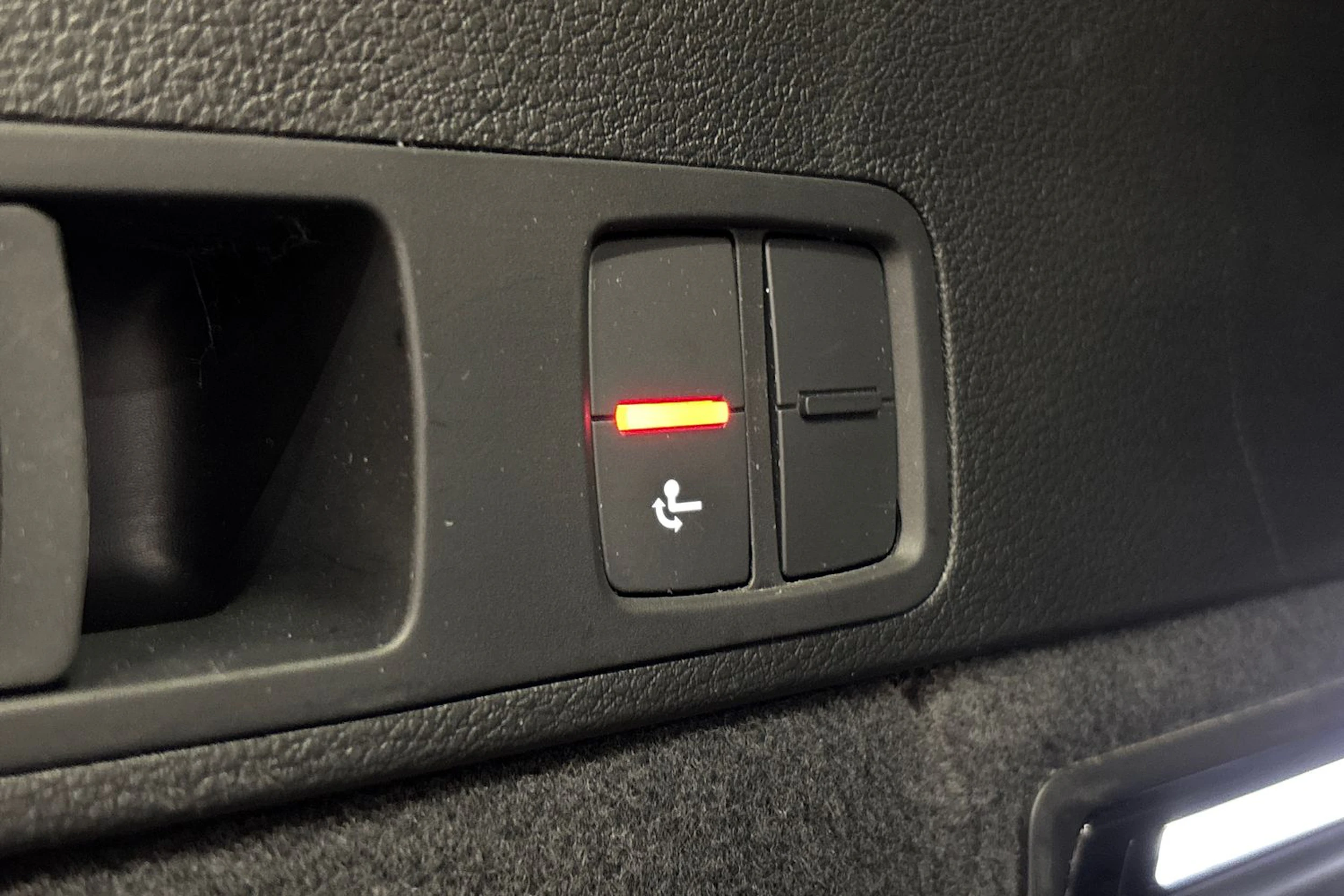 punainen Audi Q5 2023 kuva 32.