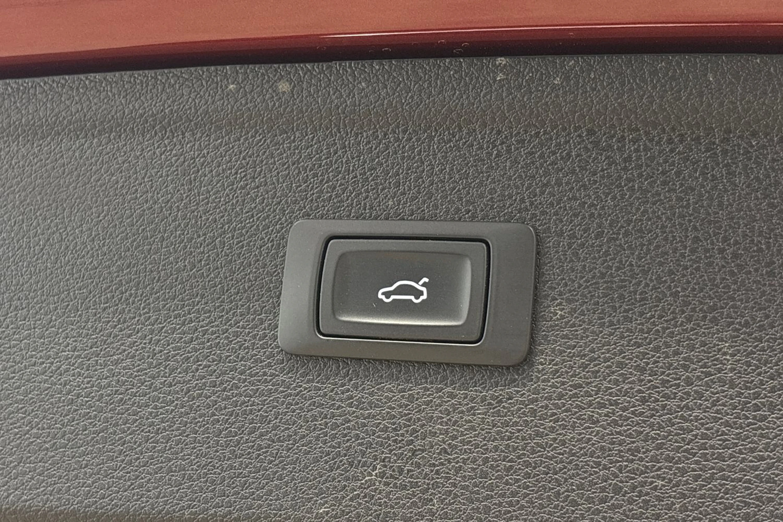punainen Audi Q5 2023 kuva 34.