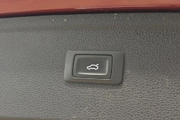 punainen Audi Q5 2023 kuva 34.
