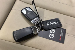 punainen Audi Q5 2023 kuva 35.