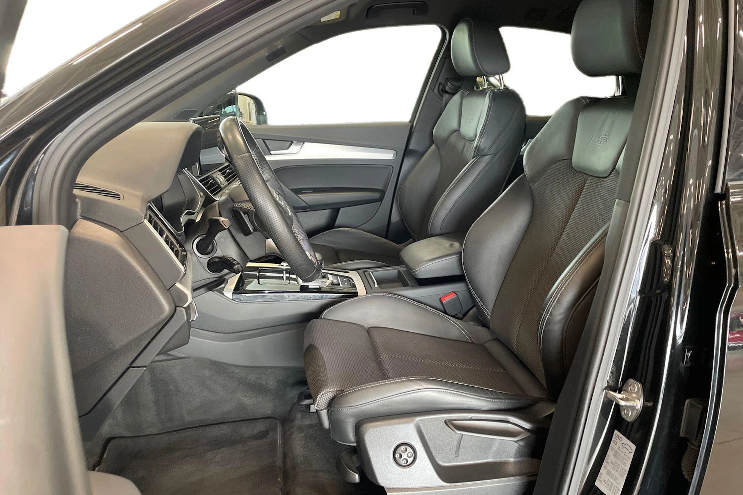 met. musta Audi Q5 2023 kuva 6.