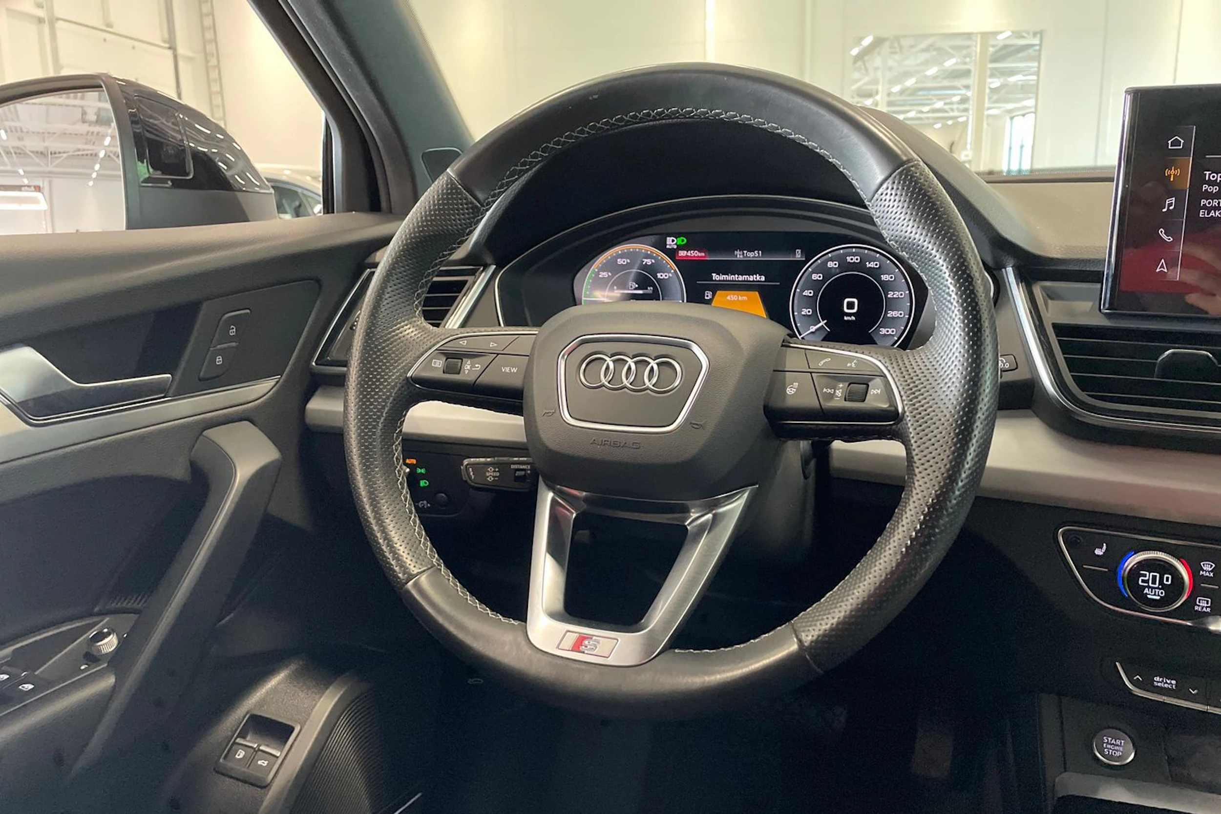 met. musta Audi Q5 2023 kuva 11.