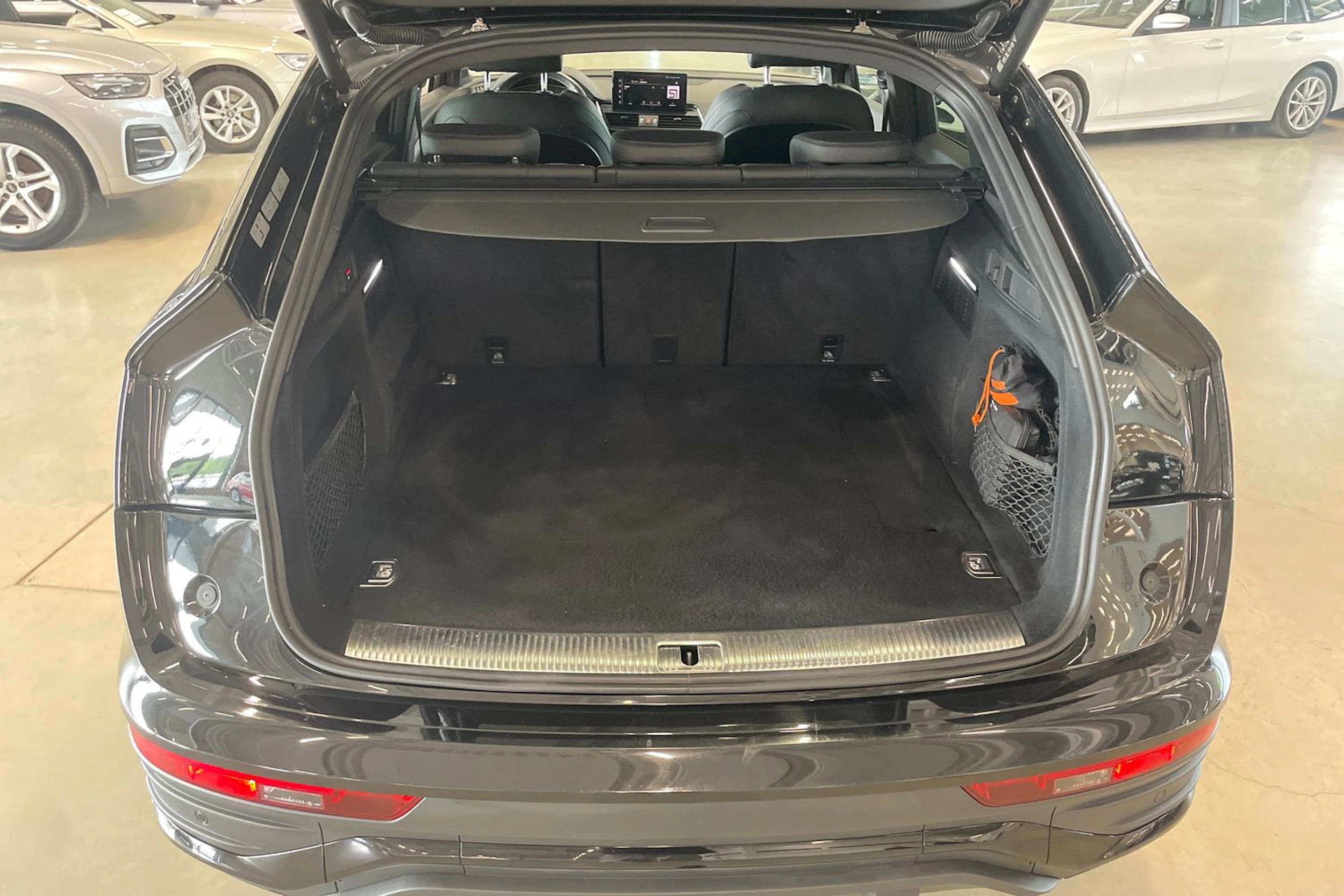 met. musta Audi Q5 2023 kuva 32.