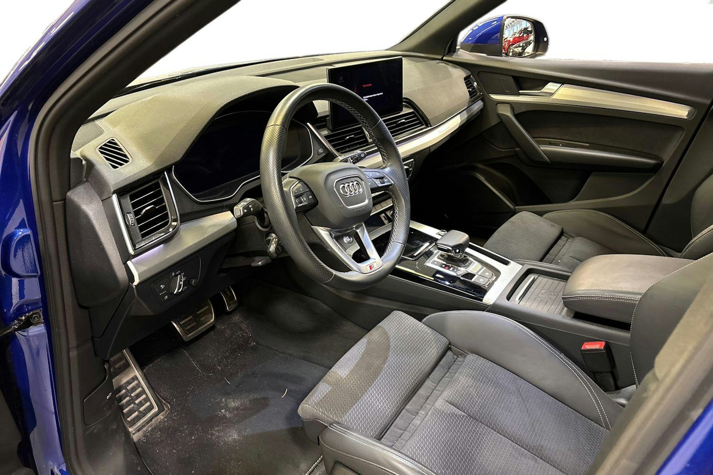 met. sininen Audi Q5 2023 kuva 3.