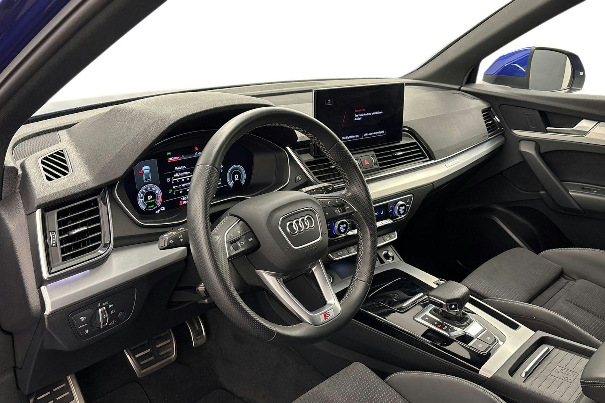 met. sininen Audi Q5 2023 kuva 7.