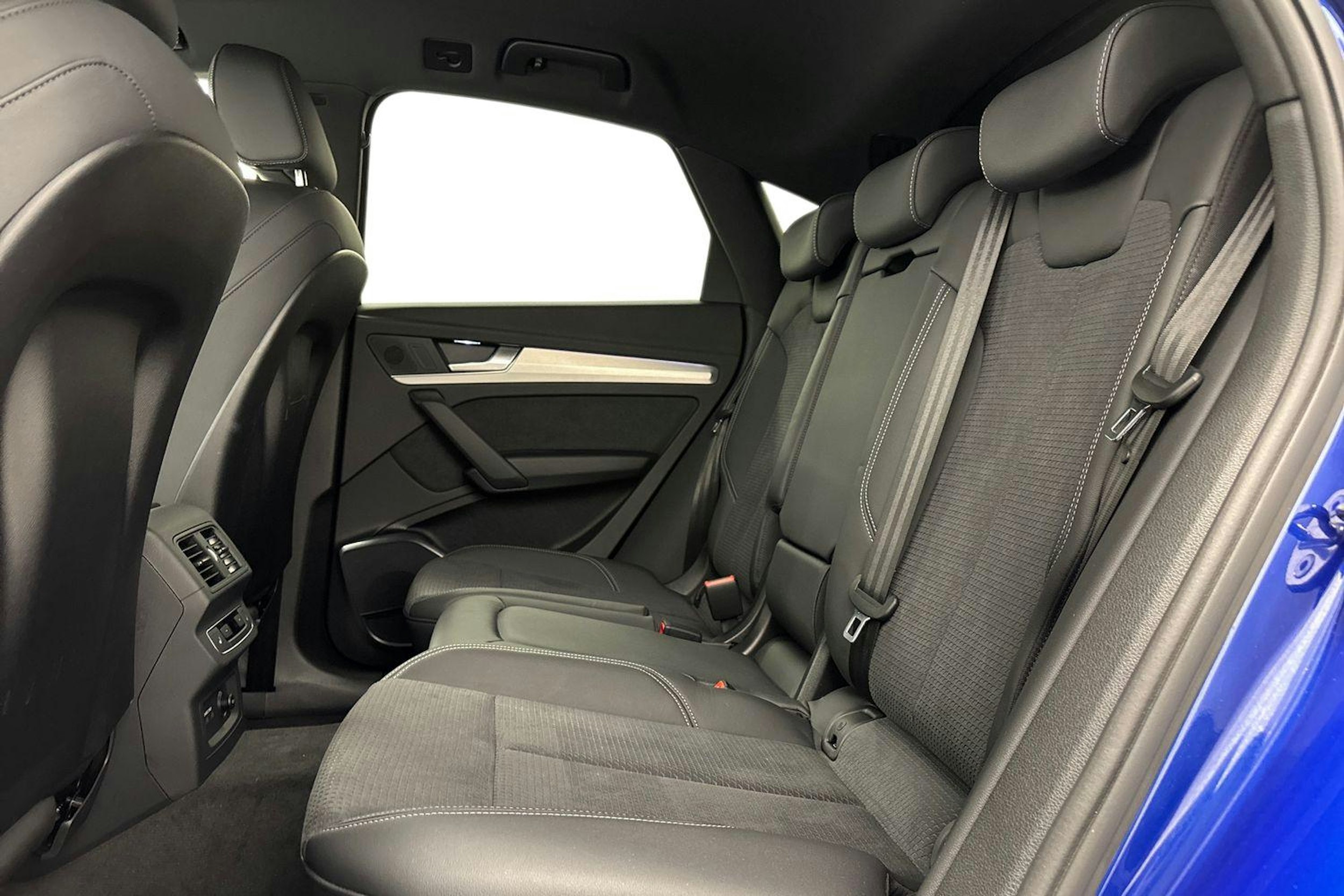 met. sininen Audi Q5 2023 kuva 10.