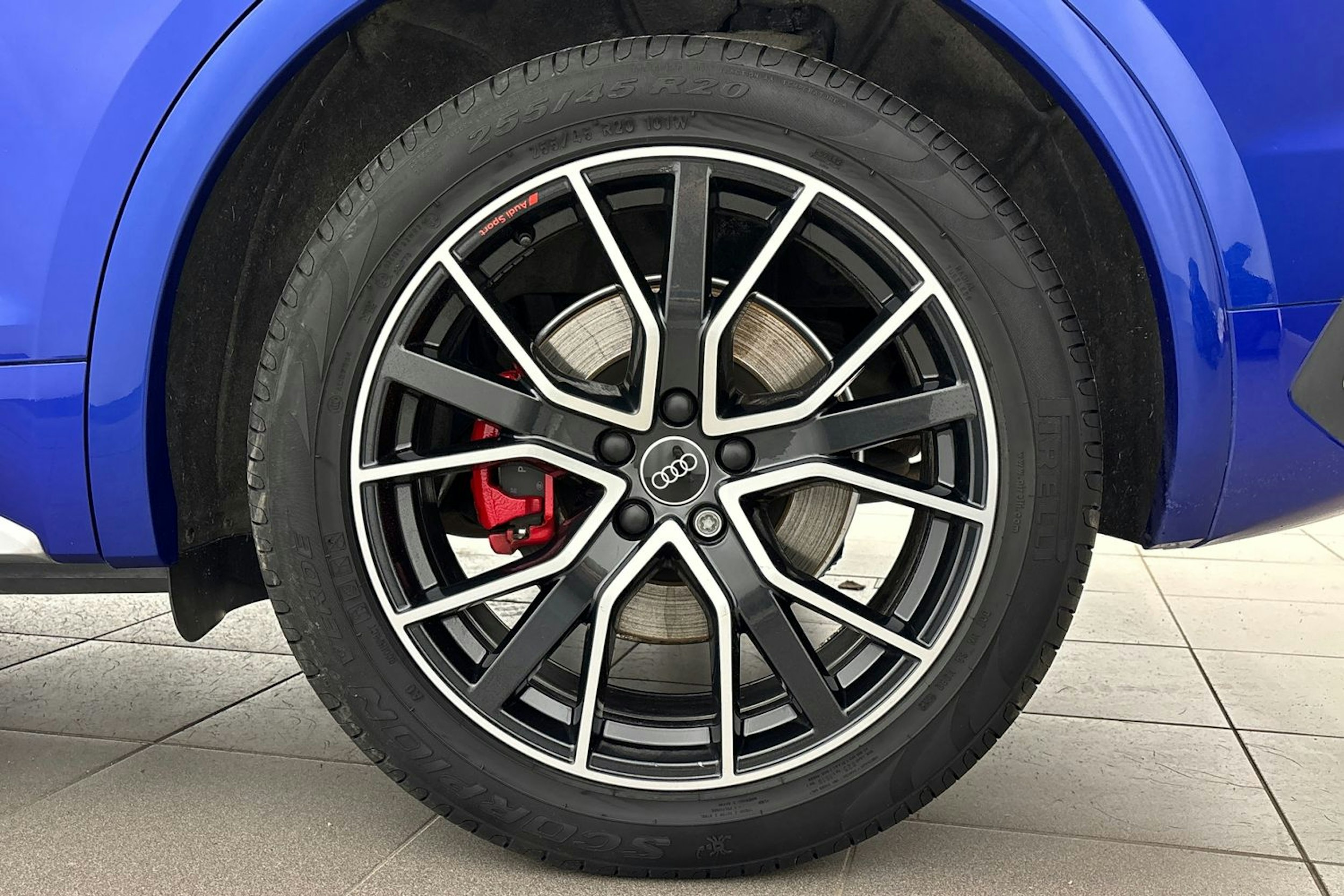 met. sininen Audi Q5 2023 kuva 11.