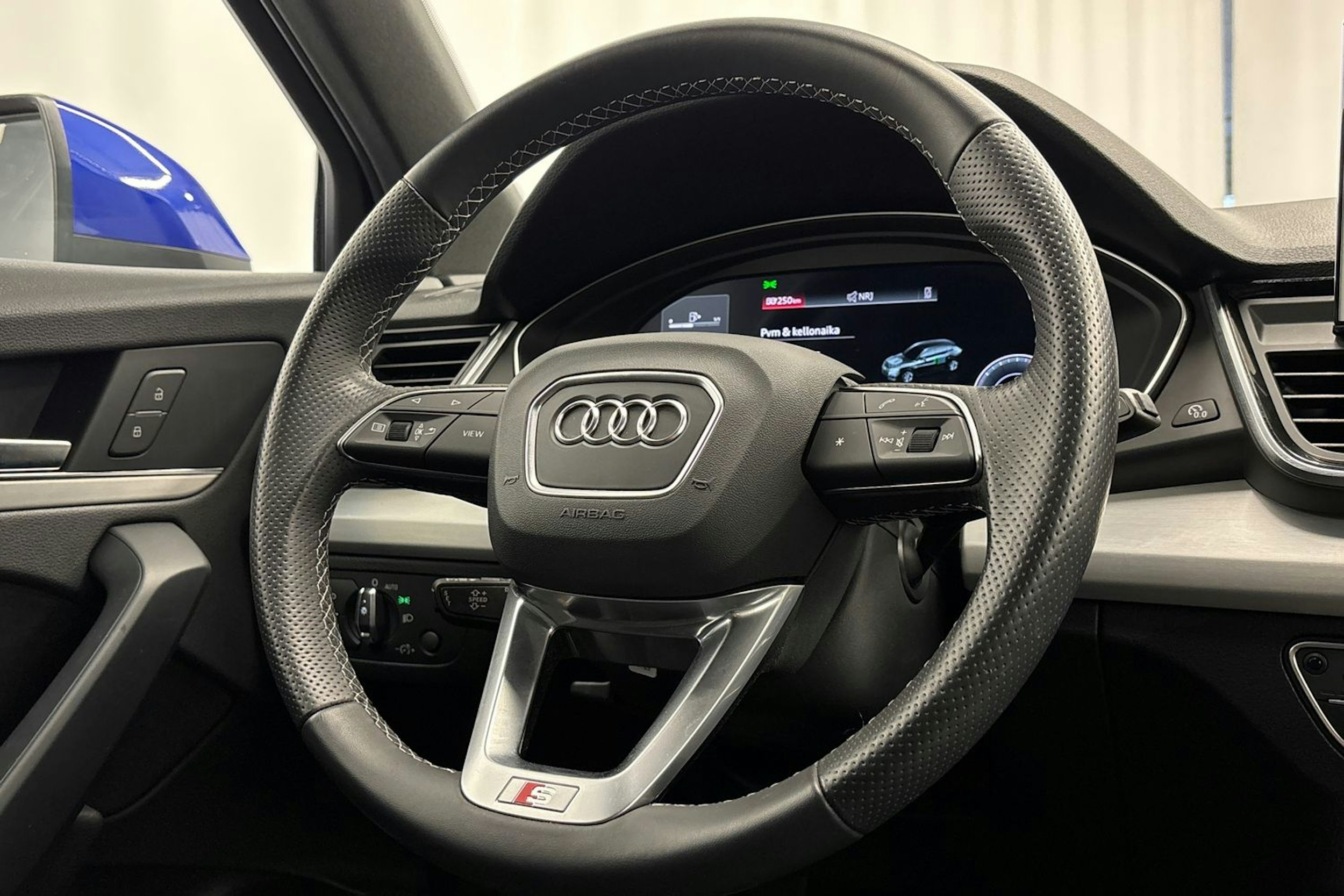 met. sininen Audi Q5 2023 kuva 17.