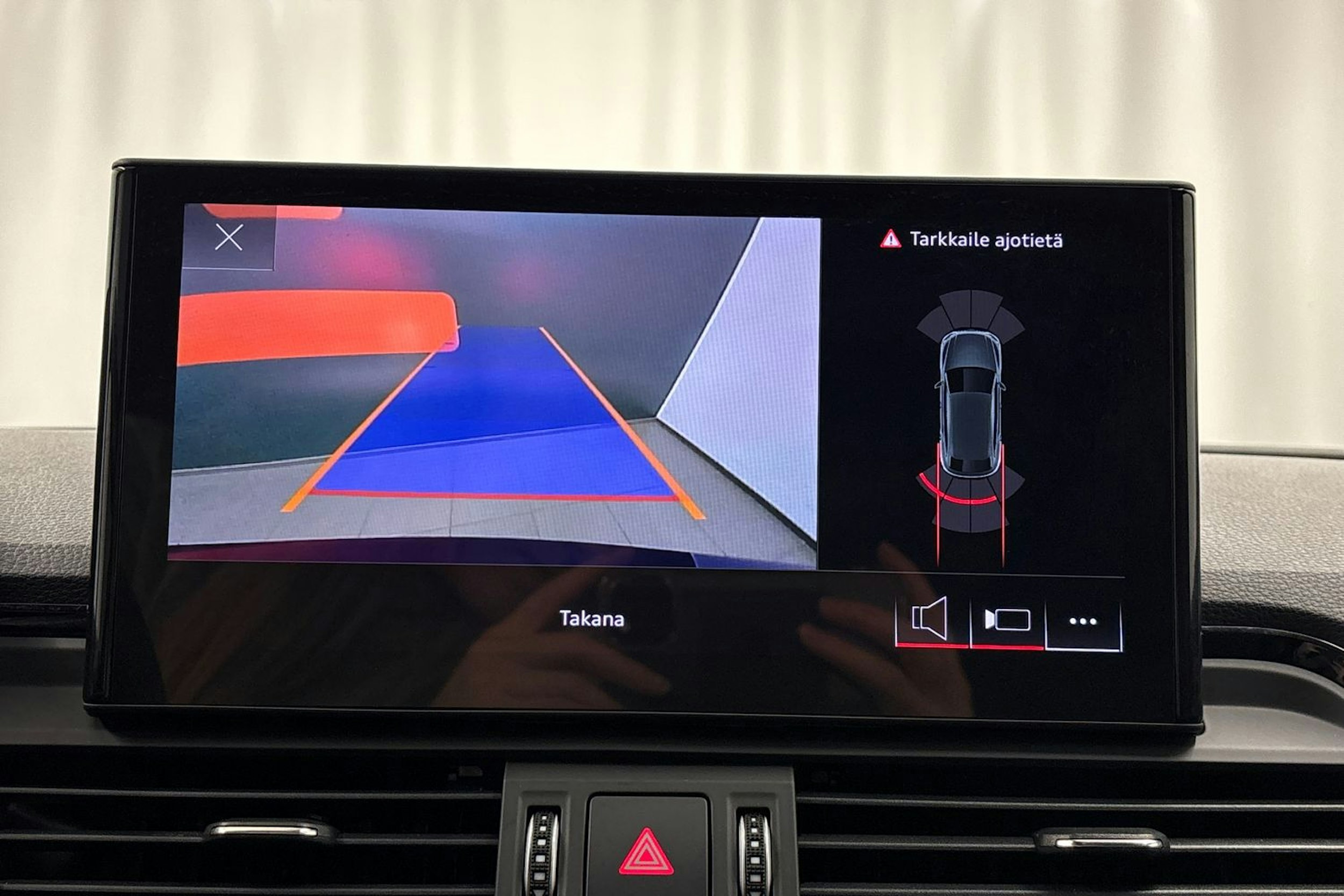 met. sininen Audi Q5 2023 kuva 22.