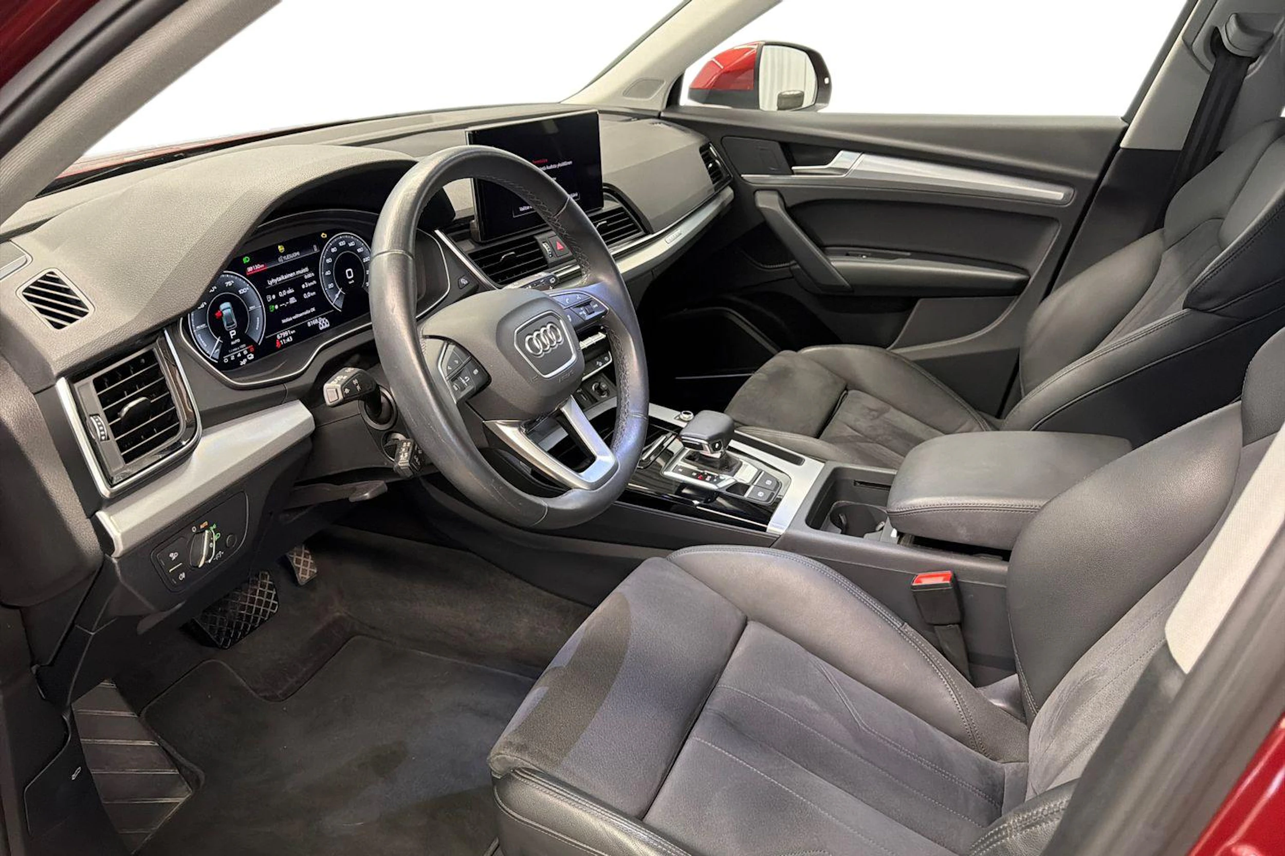 punainen Audi Q5 2023 kuva 6.