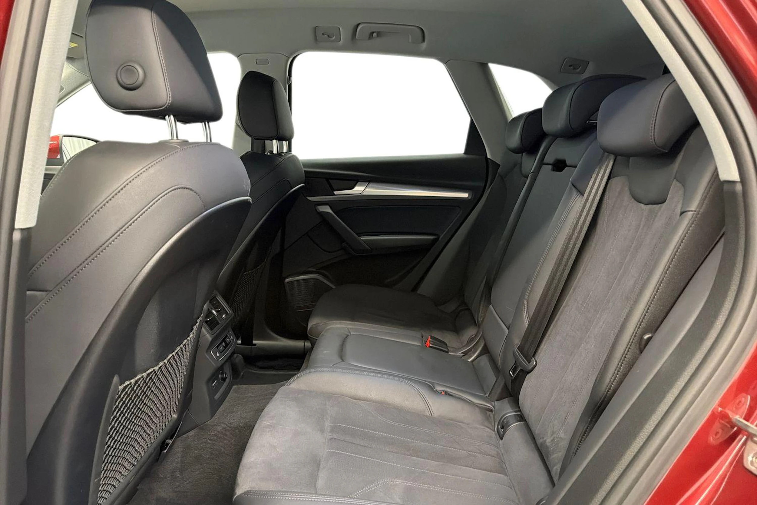 punainen Audi Q5 2023 kuva 8.