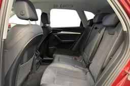 punainen Audi Q5 2023 kuva 8.