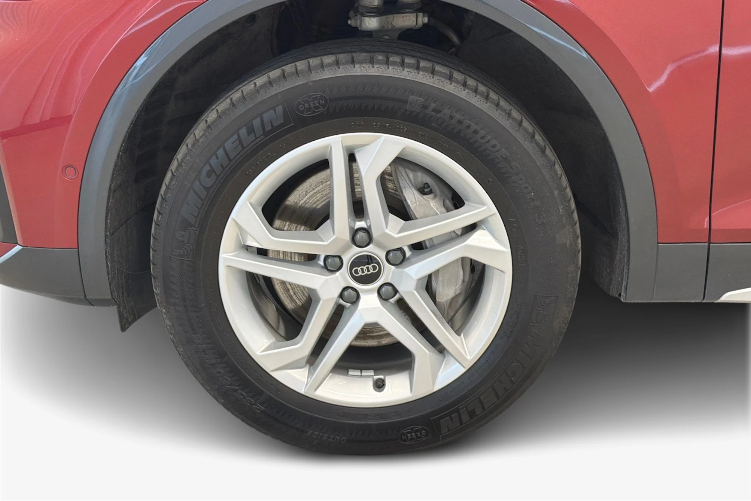 punainen Audi Q5 2023 kuva 9.