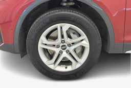 punainen Audi Q5 2023 kuva 9.