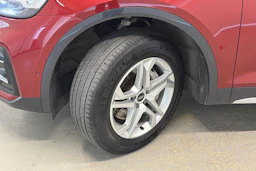 punainen Audi Q5 2023 kuva 10.