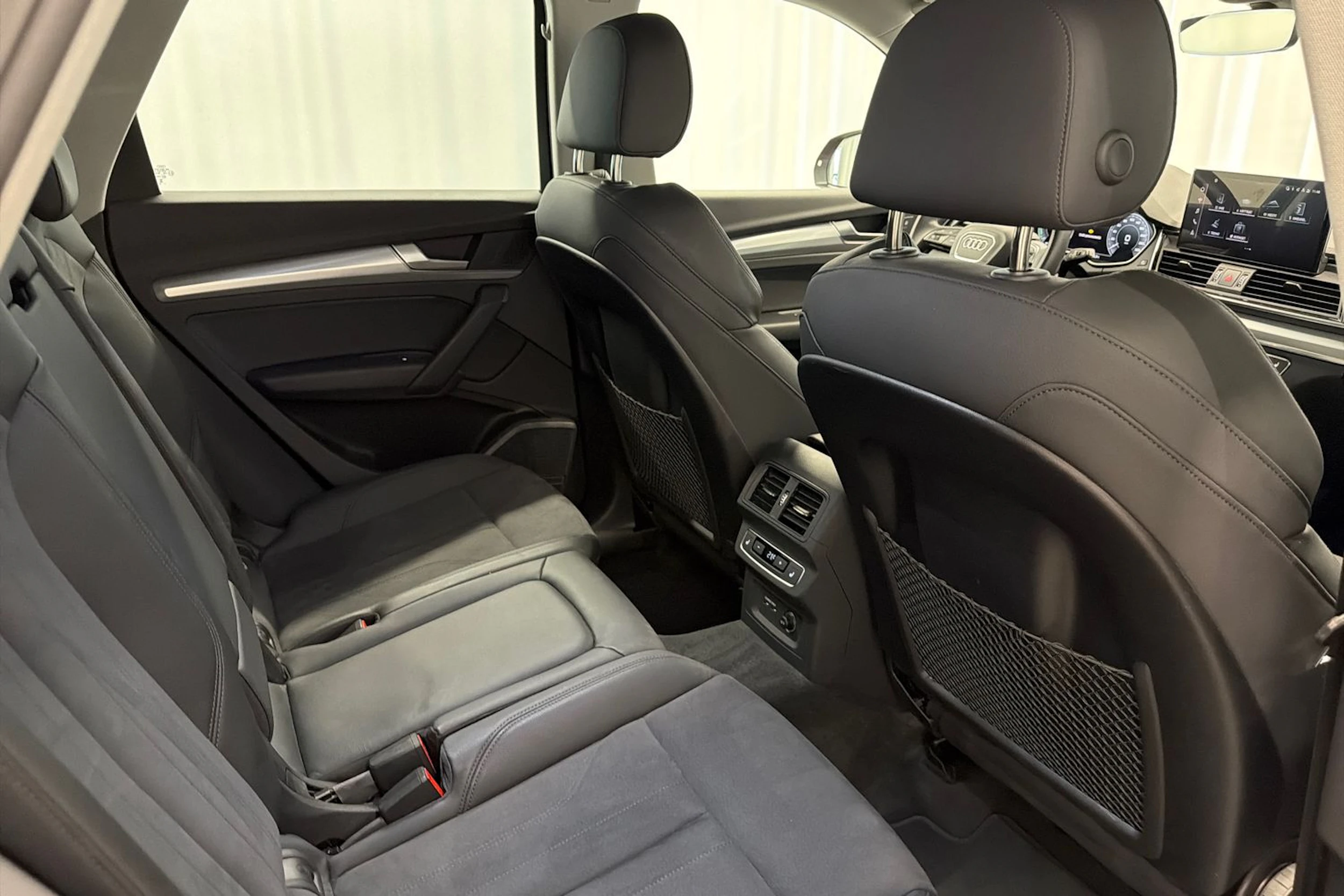 punainen Audi Q5 2023 kuva 12.