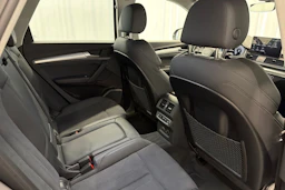 punainen Audi Q5 2023 kuva 12.