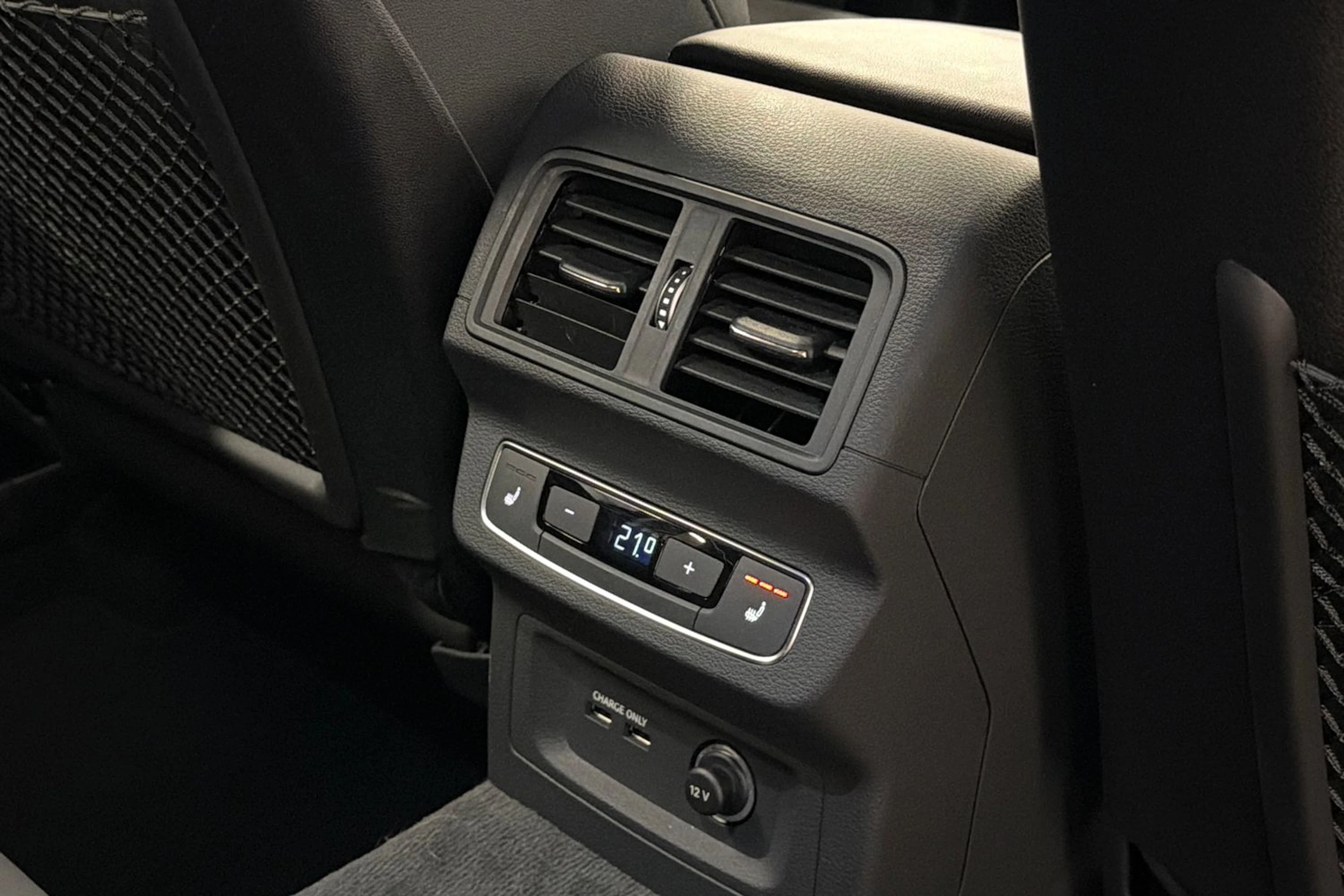 punainen Audi Q5 2023 kuva 13.