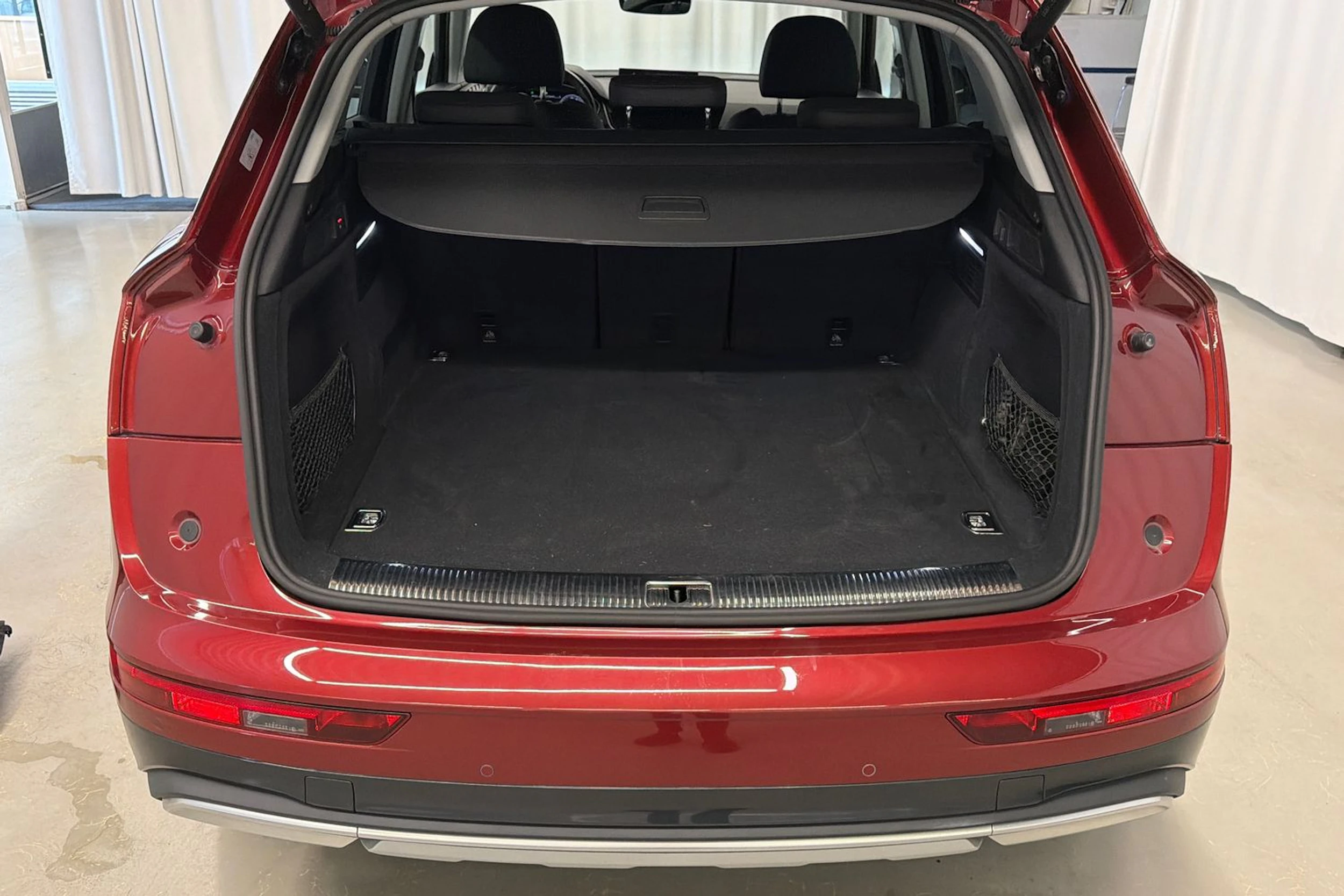 punainen Audi Q5 2023 kuva 14.