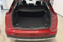 punainen Audi Q5 2023 kuva 14.