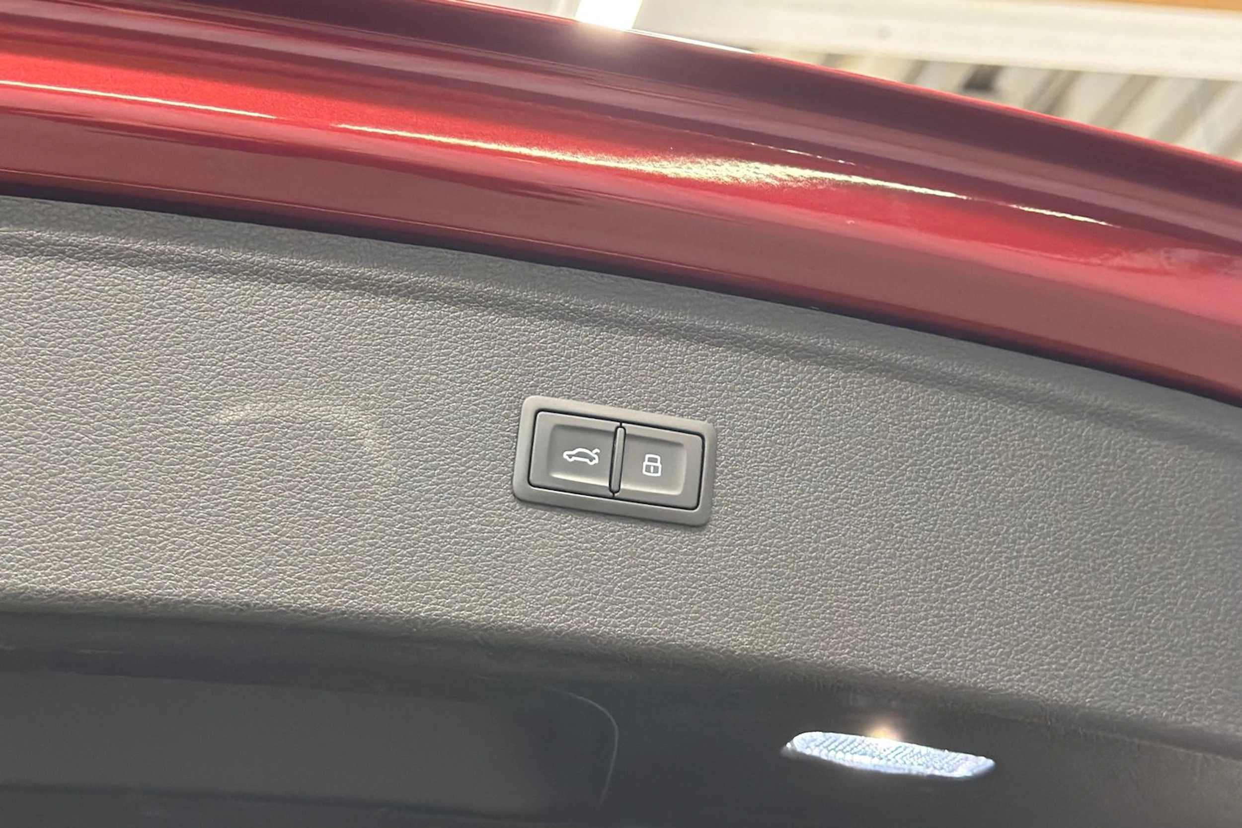 punainen Audi Q5 2023 kuva 15.