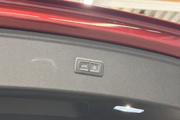 punainen Audi Q5 2023 kuva 15.