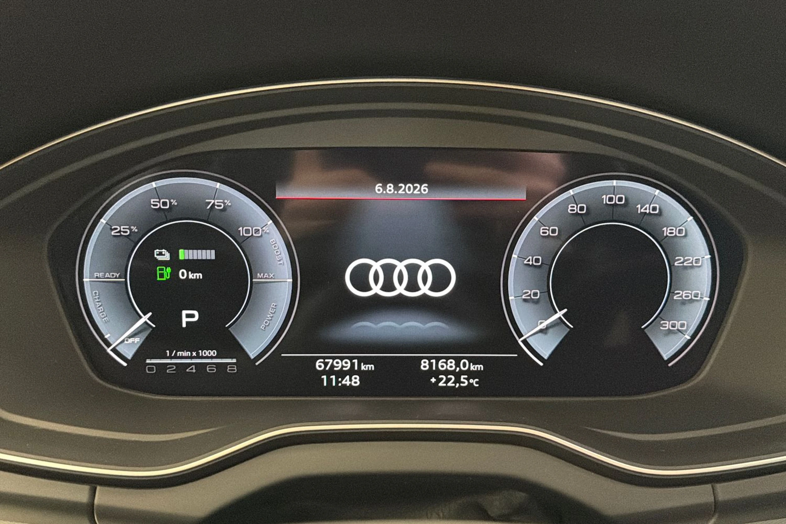 punainen Audi Q5 2023 kuva 18.