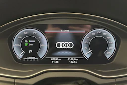 punainen Audi Q5 2023 kuva 18.